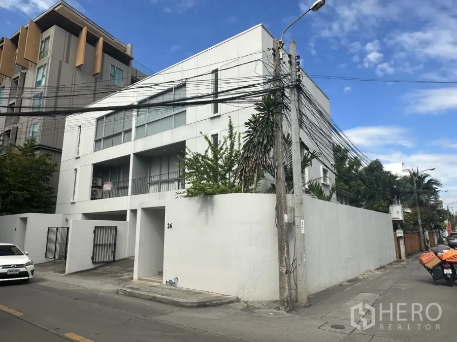 带办公室的家 出租在Phra Khanong, Bangkok - 曼谷素坤逸安静小巷中的现代白色家用办公楼外观，带大门和停车位，近BTS。