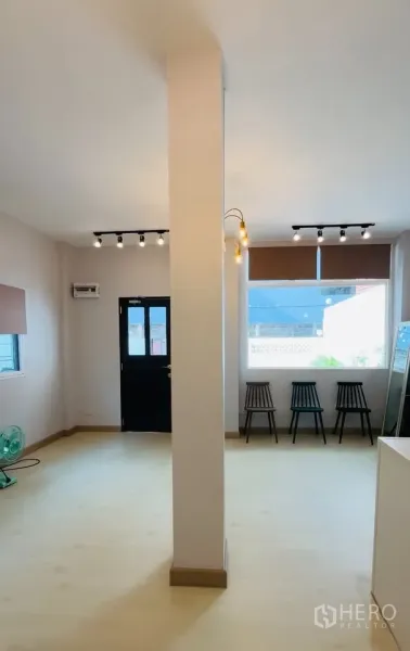 บ้าน ให้เช่า - ห้องโอเพ่นสเปซมีเสากลาง ไฟราง และหน้าต่างบานใหญ่รับแสงธรรมชาติ