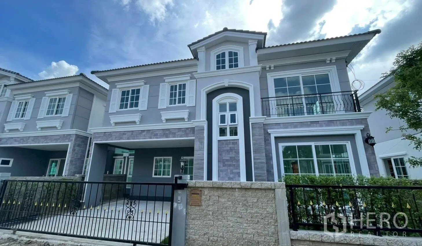 บ้านแฝด for rent in Mueang Samut Prakan, Samut Prakan - ด้านหน้าบ้านแฝดสไตล์โมเดิร์น พร้อมรั้วและที่จอดรถ ระเบียง และหน้าต่างกรอบขาว