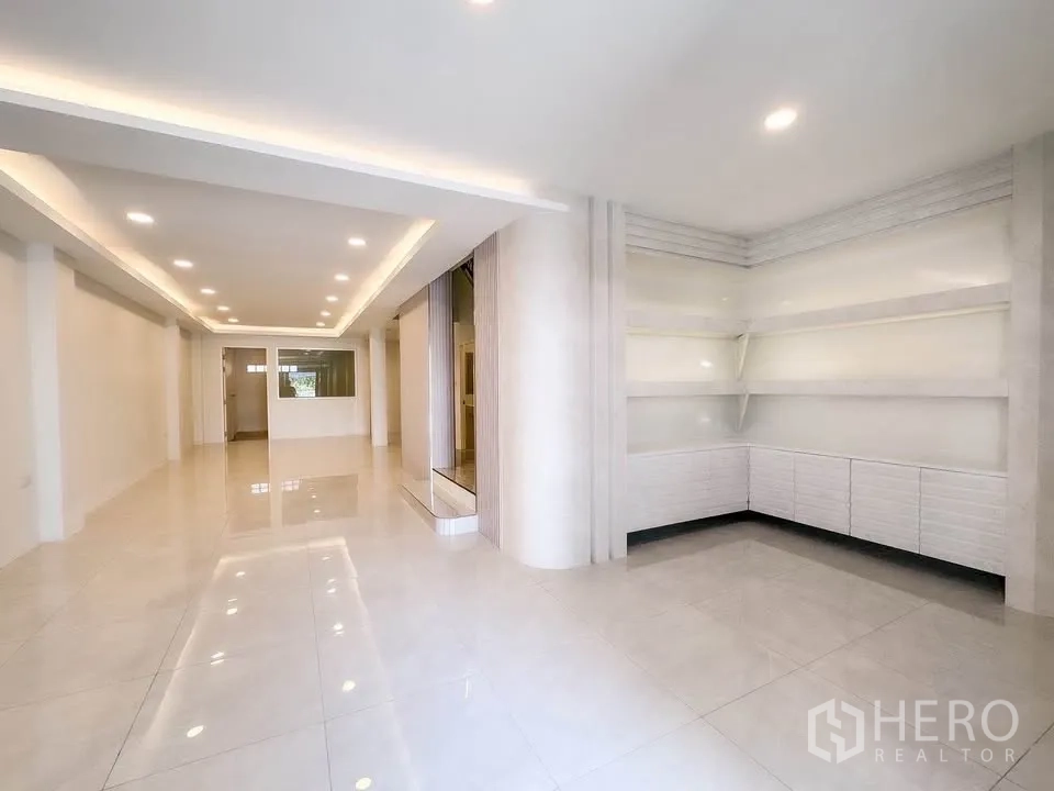 联排别墅 for sale in Wang Thonglang, Bangkok - 明亮宽阔大厅，内置展示架与现代灯光。