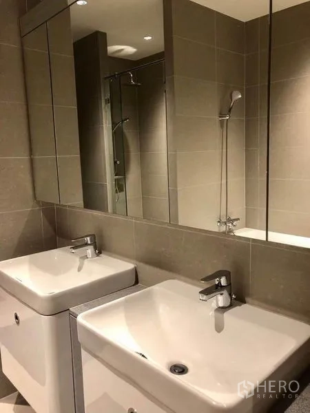 คอนโด ให้เช่าในPathum Wan, Bangkok - ห้องน้ำร่วมสมัย อ่างล้างหน้าคู่ กระจกบานใหญ่ และฝักบัว