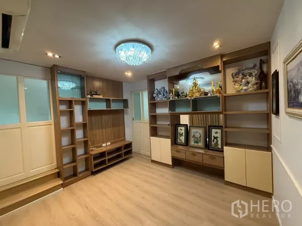 ทาวน์เฮาส์ ให้เช่าในSuan Luang, Bangkok - ห้องอเนกประสงค์พร้อมตู้และชั้นวางบิลท์อินลายไม้