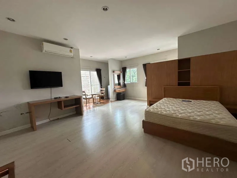 Home Office for rent in Chatuchak, Bangkok - Big room with bed, wardrobe, TV, dining nook and multiple windows.