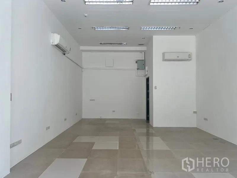 พื้นที่ขายปลีก ให้เช่าในKhlong Toei, Bangkok - ห้องร้านค้าแบบเปิดโล่ง เพดานสูงมีดวงไฟเรียงตัว พื้นกระเบื้องเงา และตู้ระบบไฟพร้อมปรับแต่ง