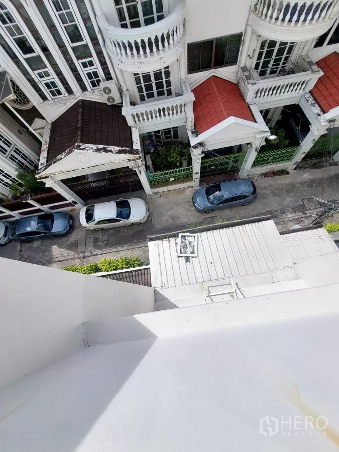 สำนักงานที่บ้าน ให้เช่าในYan Nawa, Bangkok - มุมมองจากชั้นบนสุดลงสู่ทาวน์เฮาส์และที่จอดรถ