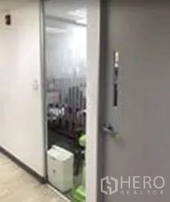 สำนักงาน ให้เช่าในKhlong Toei, Bangkok - ห้องทำงานส่วนตัวกั้นกระจกและประตูทึบ