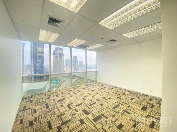 办公空间 出租在Chatuchak, Bangkok - 转角办公室，整面落地窗俯瞰拉抛天际线景观