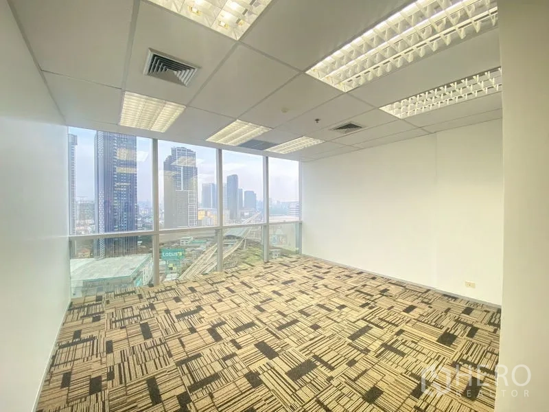 办公空间 出租在Chatuchak, Bangkok - 转角办公室，整面落地窗俯瞰拉抛天际线景观