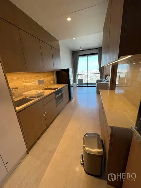 公寓 出租 - 长廊式厨房，木质橱柜、石材台面与橱下照明。