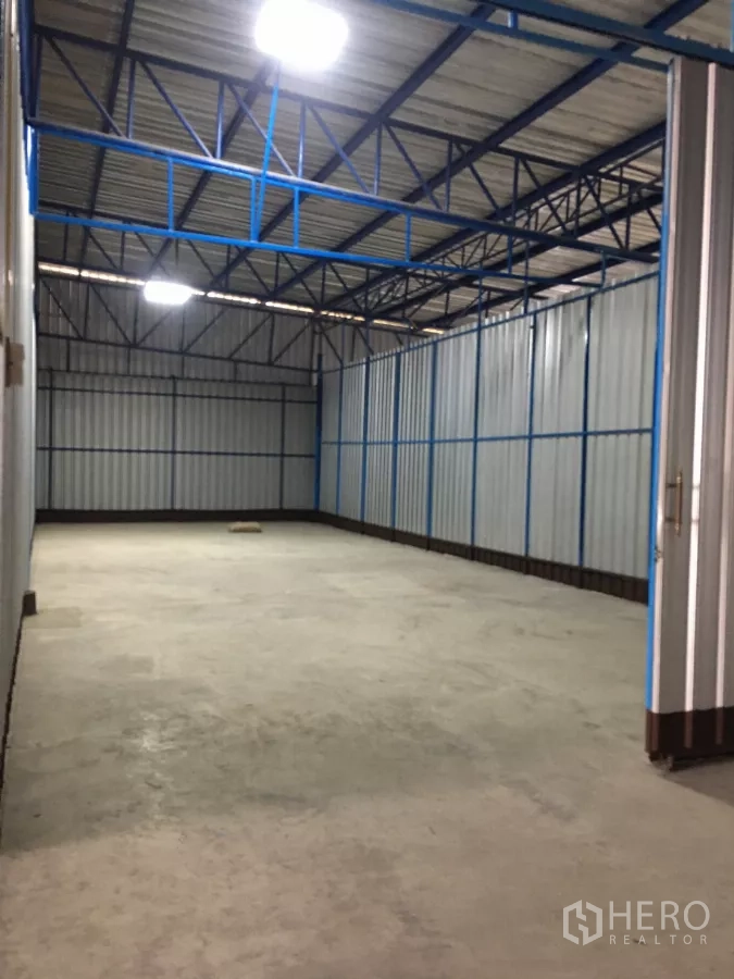 คลังสินค้า ให้เช่าในBueng Kum, Bangkok - ช่องเก็บสินค้ายาว หลังคาโครงเหล็ก ไฟสว่าง และพื้นคอนกรีตทนทาน