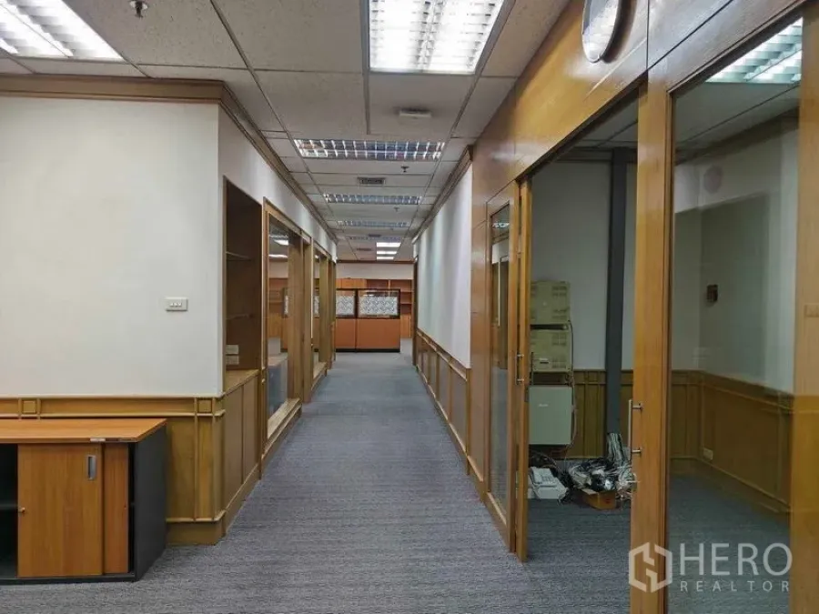办公空间 出租在Din Daeng, Bangkok - 通往各办公室的长走廊，木框玻璃门。