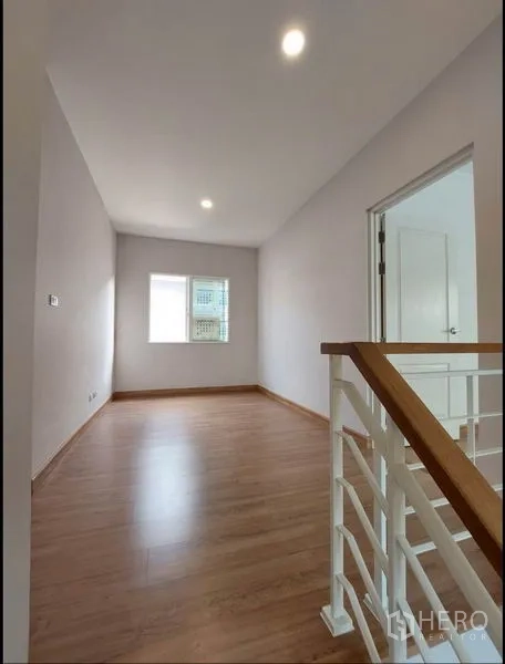 บ้าน ขายในBang Yai, Nonthaburi - โถงทางเดินชั้นสองข้างบันได มีหน้าต่างและทางเข้าห้องนอน