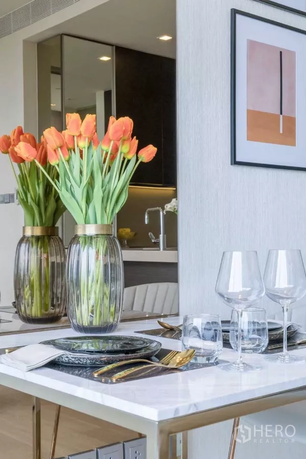 公寓 出租或出售在Bang Rak, Bangkok - 餐桌细节：郁金香花束、杯盘与金色餐具。