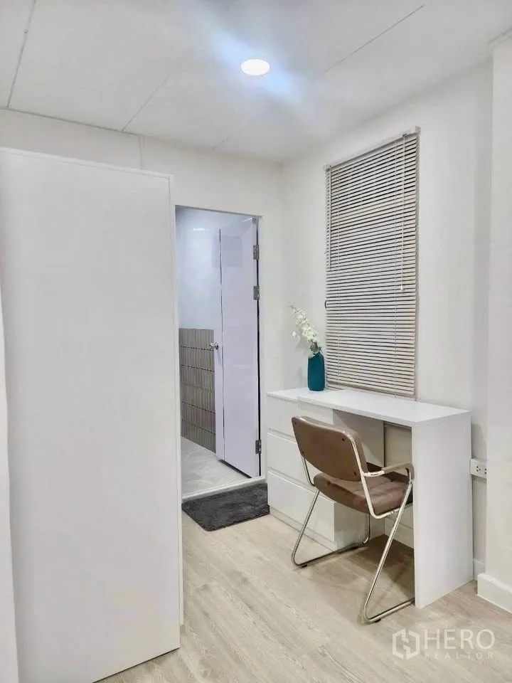 独栋房屋 for rent in Huai Khwang, Bangkok - 紧凑工作角，书桌与衣柜，旁边为浴室入口。