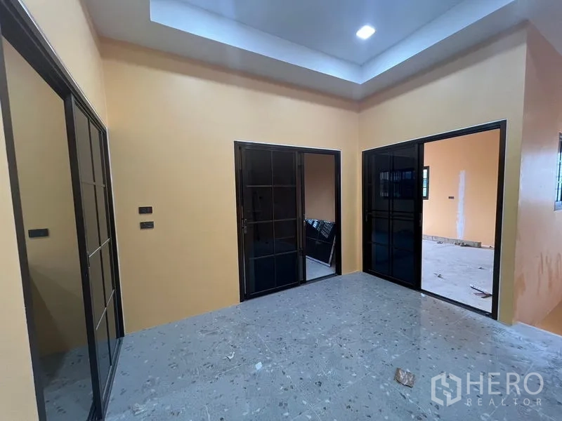 คลังสินค้า ให้เช่าในMueang Samut Prakan, Samut Prakan - โถงออฟฟิศชั้นบน ประตูกระจกกรอบดำและไฟฝังฝ้า