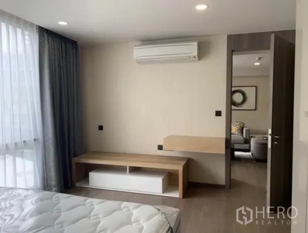 คอนโด ให้เช่าในPathum Wan, Bangkok - ห้องนอนที่สองพร้อมชั้นวางทำงาน เครื่องปรับอากาศติดผนัง และหน้าต่างบานใหญ่