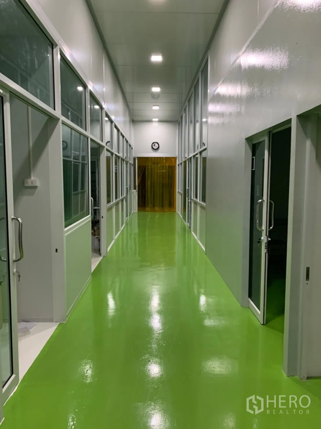 โรงงาน for rent in Khlong Luang, Pathum Thani - โถงยาวของคลีนโซน ประตูกระจกตลอดแนวและไฟส่องสว่าง