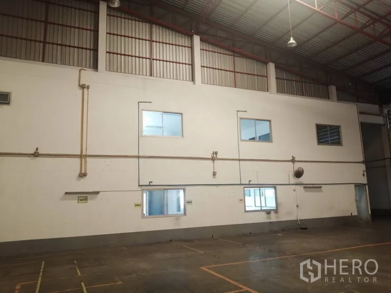 工厂 出租或出售在Bang Phli, Samut Prakan - 仓库侧墙，高窗与金属屋顶，配有通风与照明