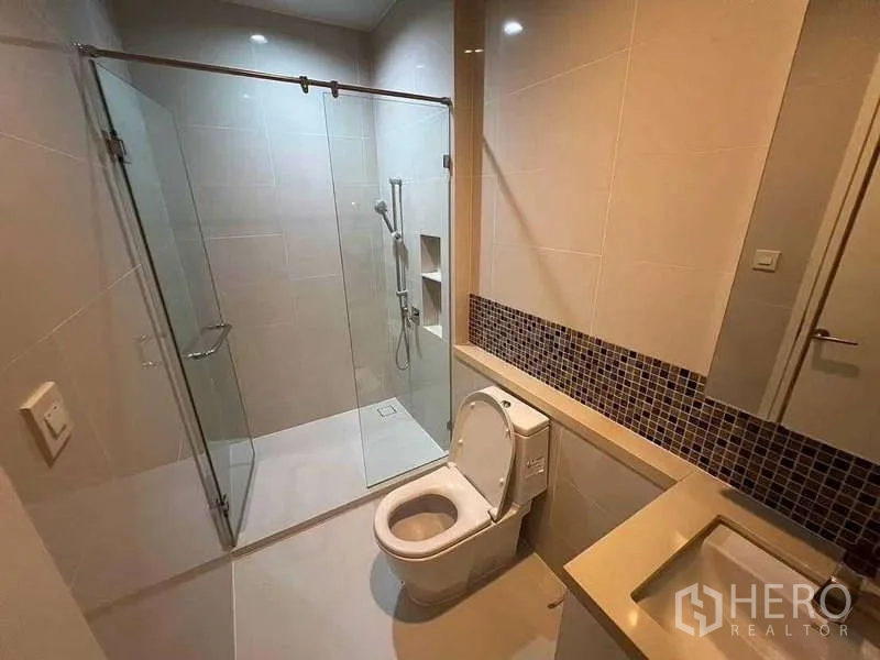 คอนโด ให้เช่า - ห้องน้ำพร้อมฉากกั้นอาบน้ำกระจก แสงไฟอบอุ่น แต่งโมเสก