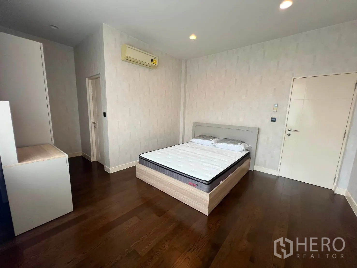 Property Image #13 for property HRE00912