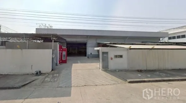 คลังสินค้า ให้เช่าในLam Luk Ka, Pathum Thani - ทางเข้าและหน้าตาโกดังพร้อมถนนคอนกรีตและประตูรั้วที่ลำลูกกา