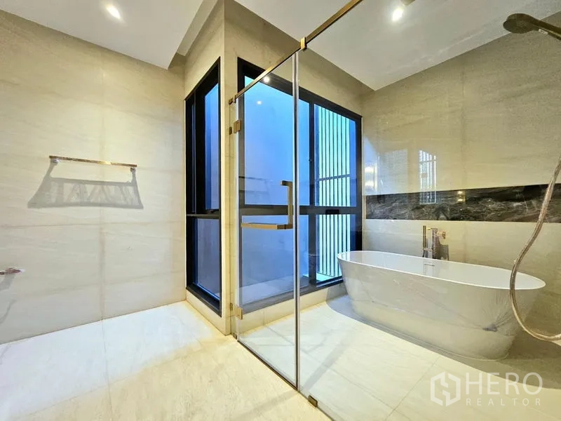 Detached House for rent in Bang Kapi, Bangkok - Luxury bathroom with glass shower, freestanding bathtub and large window