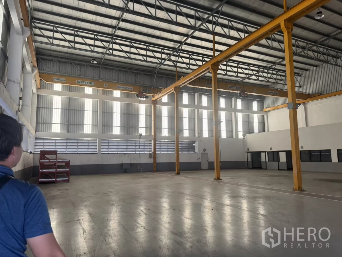 工厂 出租或出售在Bang Phli, Samut Prakan - 明亮仓库内景，行车梁与高侧窗。