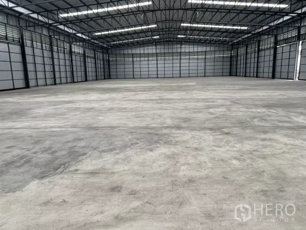 Warehouse for rent in Lat Lum Kaeo, Pathum Thani - Open warehouse floor area with heavy‑duty concrete slab suitable for forklifts and racking.