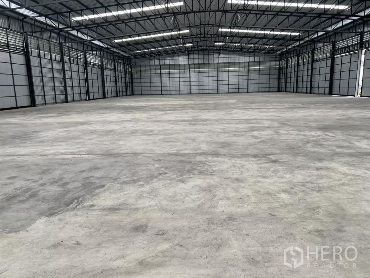 Warehouse for rent in Lat Lum Kaeo, Pathum Thani - Open warehouse floor area with heavy‑duty concrete slab suitable for forklifts and racking.