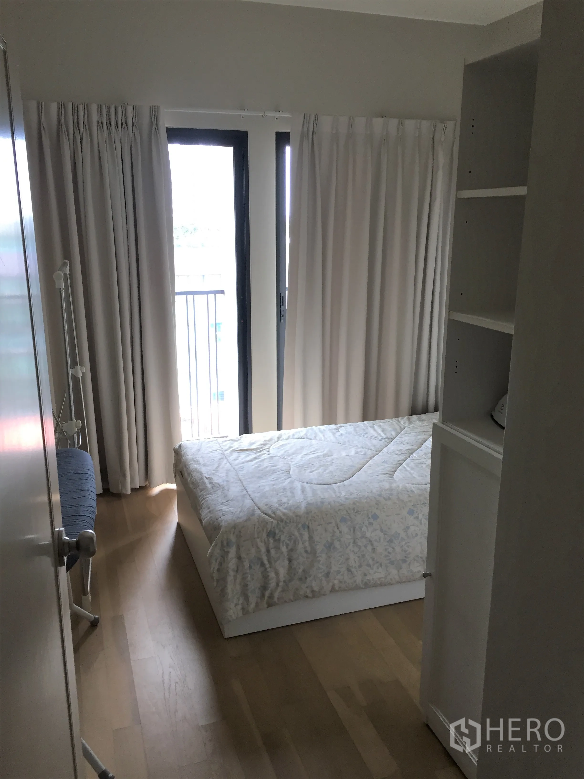 Condominium for rent in Watthana, Bangkok - Bright second bedroom with double bed, floor-to-ceiling windows and balcony access.