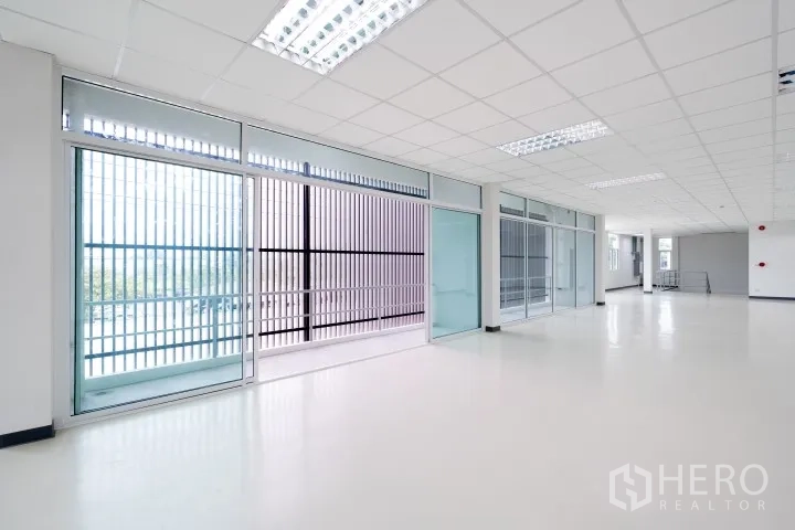 โรงงาน for rent in Khlong Luang, Pathum Thani - ห้องสำนักงานขนาดใหญ่ พร้อมประตูกระจกบานเลื่อนและช่องแสงเต็มผนัง