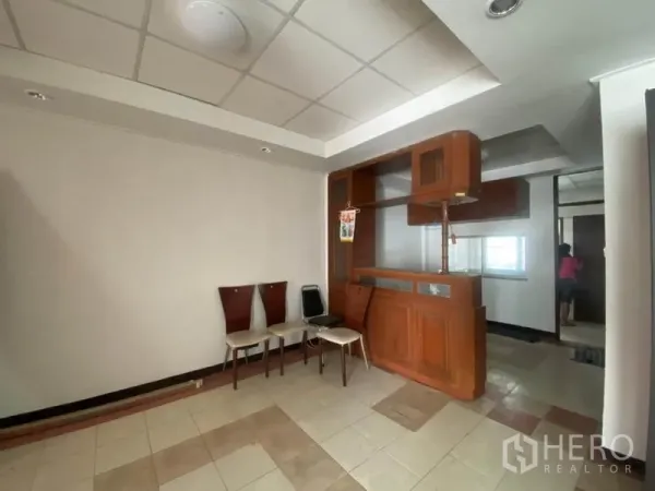 联排别墅 出租在Watthana, Bangkok - 餐区，瓷砖地面，内置木柜台与厨房相连。