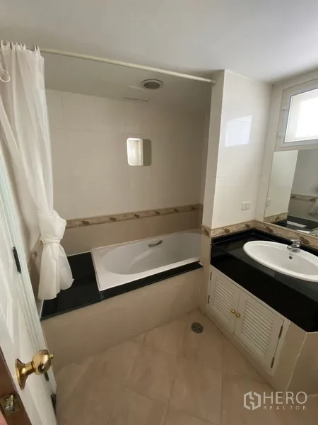 อพาร์ทเมนท์ ให้เช่าในWatthana, Bangkok - ห้องน้ำพร้อมอ่างอาบน้ำ ฝักบัวเหนืออ่าง และเคาน์เตอร์อ่างล้างหน้าพร้อมกระจก