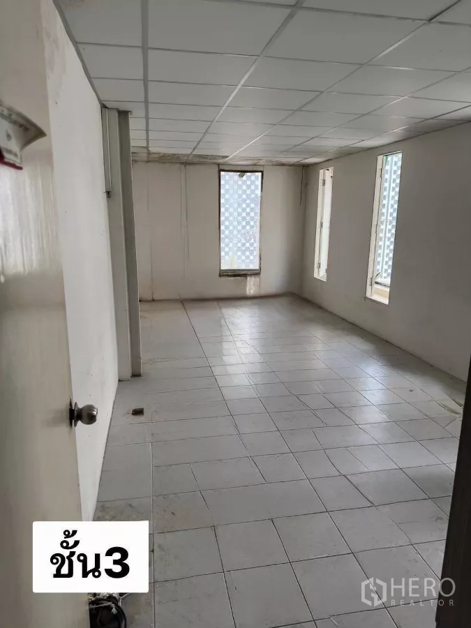 店屋 出租在Ratchathewi, Bangkok - 三楼空房，白色地砖与狭长窗户，可改为办公。