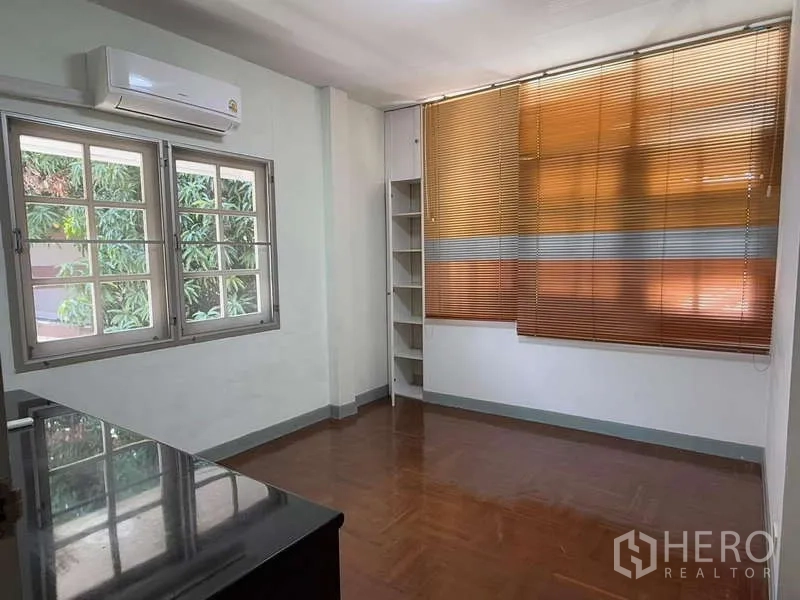 Detached House for rent in Bang Kapi, Bangkok - Bright room with air conditioner, corner shelves and large windows with blinds.