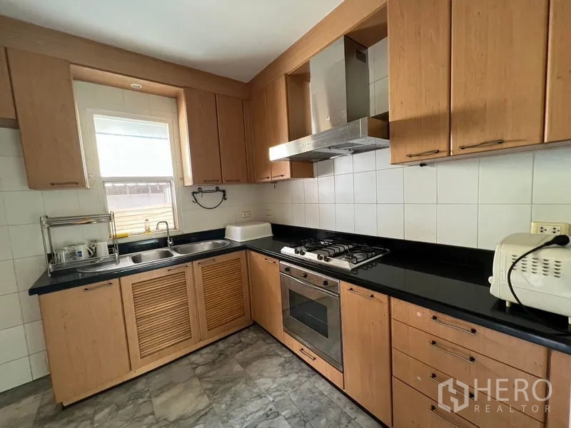 บ้าน ให้เช่าหรือขายในLak Si, Bangkok - ห้องครัวบิวท์อิน ตู้ไม้ เตาแก๊ส เตาอบ และเครื่องดูดควัน