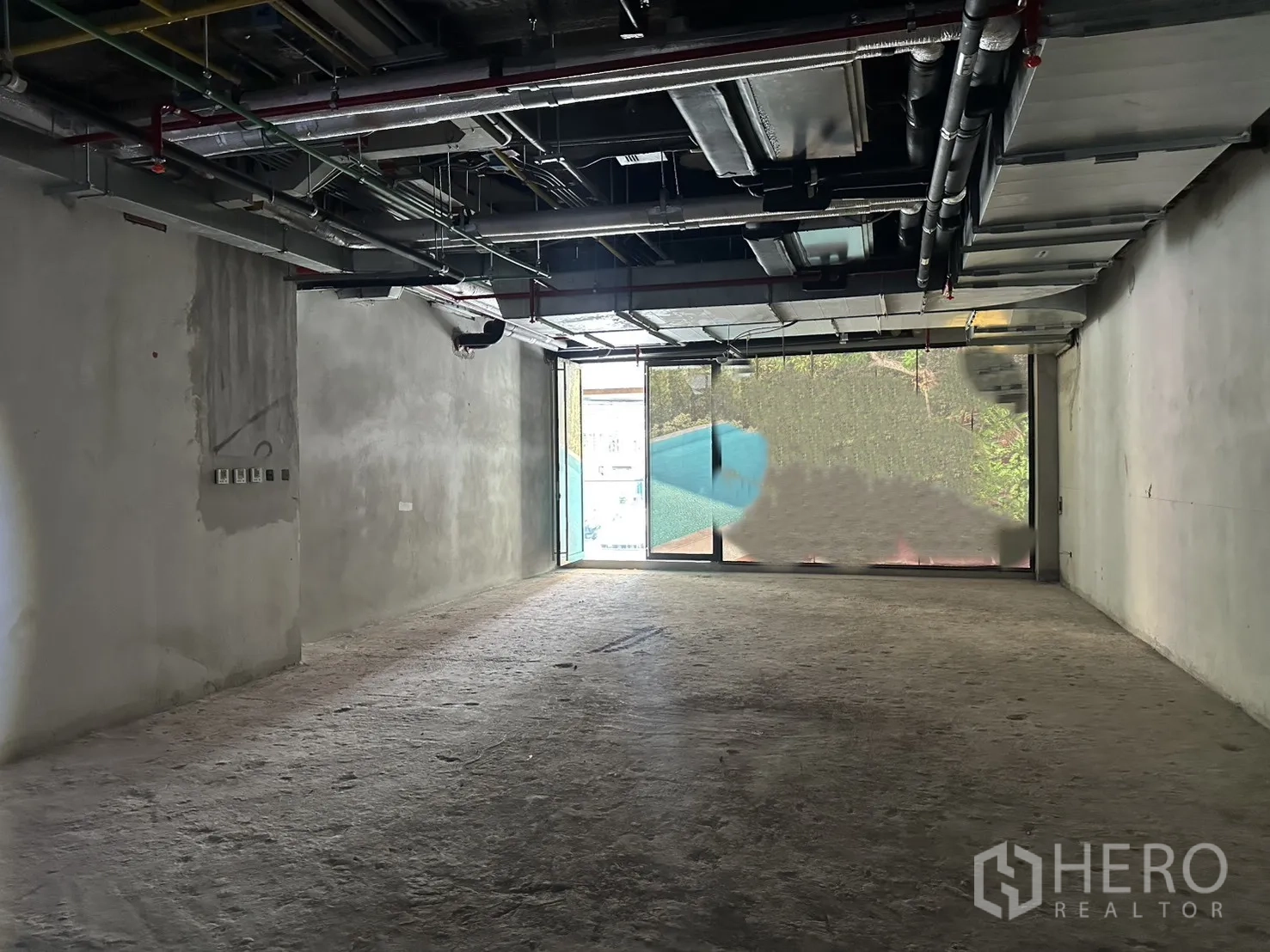 พื้นที่ขายของ for rent in Bang Rak, Bangkok - ยูนิตเชิงพาณิชย์สภาพห้องเปล่าพร้อมเพดานเปลือย พื้นคอนกรีต และหน้าร้านกระจกเต็มบาน.