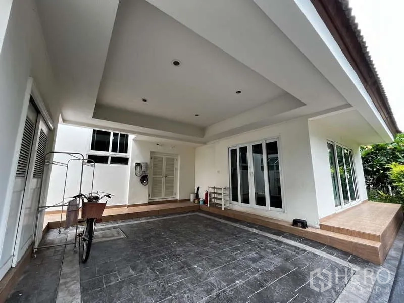 บ้าน ให้เช่าในPrawet, Bangkok - ที่จอดรถในร่มและชานบ้านพร้อมประตูบานเลื่อนและพื้นกระเบื้อง.