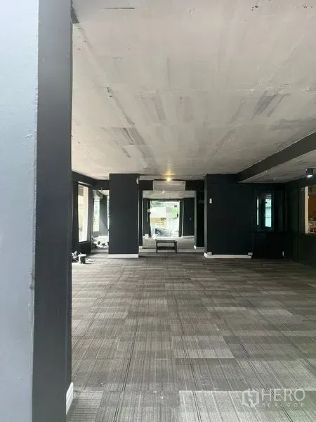 พื้นที่ขายปลีก ให้เช่าในWatthana, Bangkok - มุมมองยาวของพื้นที่ว่าง พร้อมกระจกเงา ไฟเพดาน และเครื่องปรับอากาศ