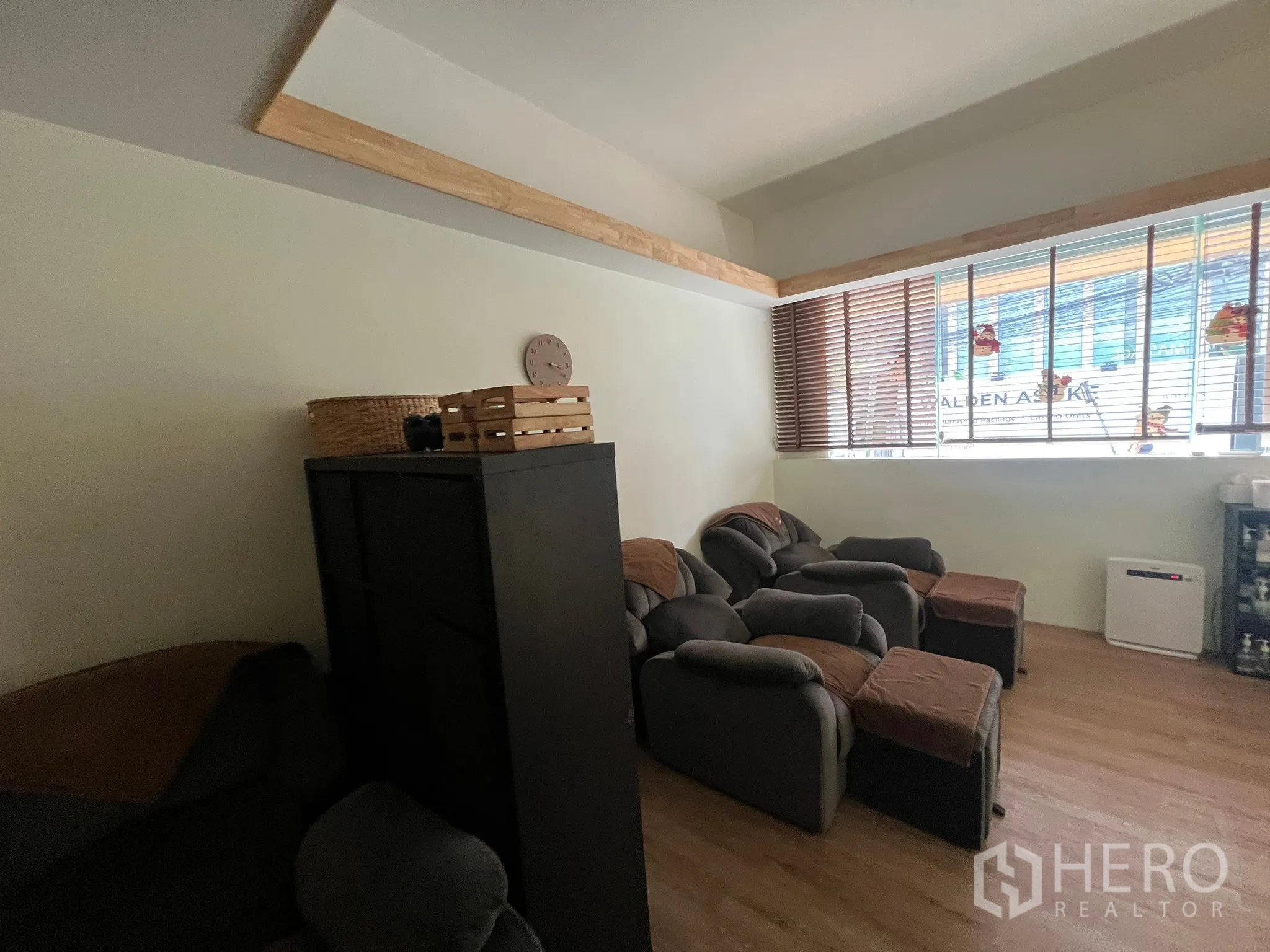 พื้นที่ขายปลีก ให้เช่าในKhlong Toei, Bangkok - มุมมองอีกด้านของเลานจ์ เก้าอี้เอนหลายตัว พื้นไม้ หน้าต่างกว้าง.