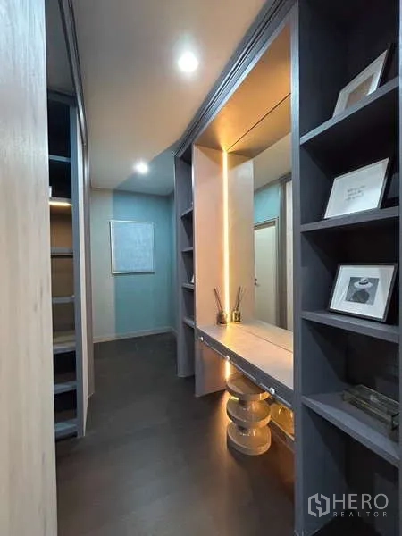 独立式住宅 出租在Bang Kapi, Bangkok - 更衣走廊，内置搁架与带灯梳妆镜。