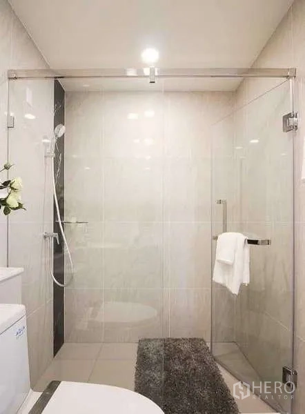 คอนโด ขาย - มุมใกล้ของห้องอาบน้ำกระจกพร้อมชุดฝักบัว