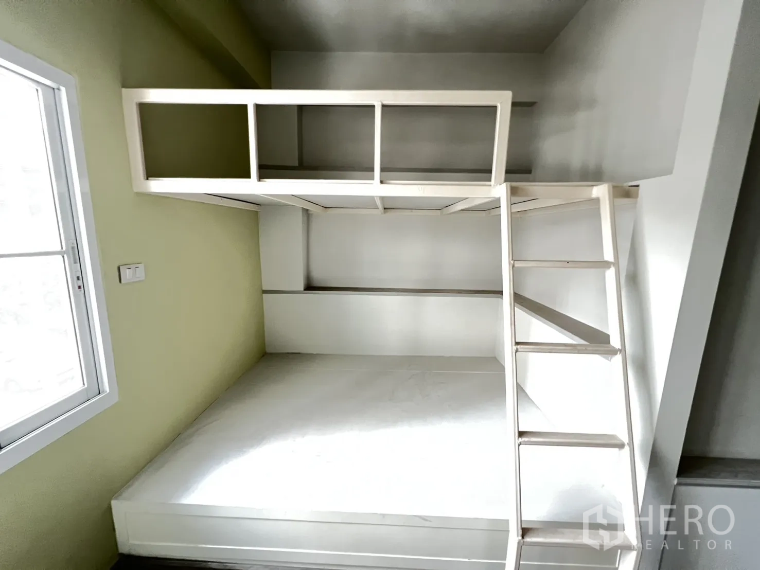 店屋 出租在Bang Rak, Bangkok - 双层床房，设大窗、木地板与壁挂空调。