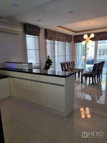 บ้าน ขายในChatuchak, Bangkok - ครัวเปิดพร้อมไอส์แลนด์ขนาดใหญ่ เชื่อมต่อโซนทานอาหารและโคมไฟโมเดิร์น