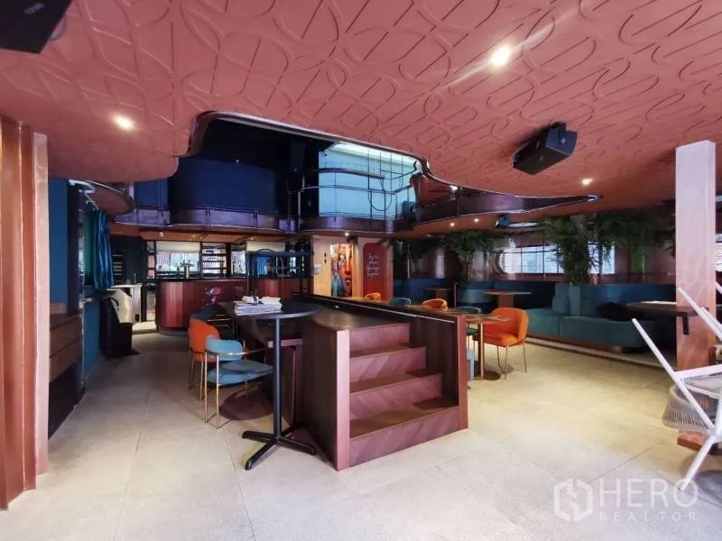 พื้นที่ขายปลีก ให้เช่า - พื้นที่รีเทลแบบเปิดโล่ง ฝ้าเพดานลวดลาย ขั้นบันไดกลาง และเคาน์เตอร์บาร์