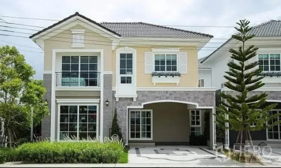 บ้าน ให้เช่าหรือขายในPrawet, Bangkok - บ้านเดี่ยวสองชั้น ภายนอกสไตล์ร่วมสมัย มีพื้นที่จอดรถในร่มและสวน