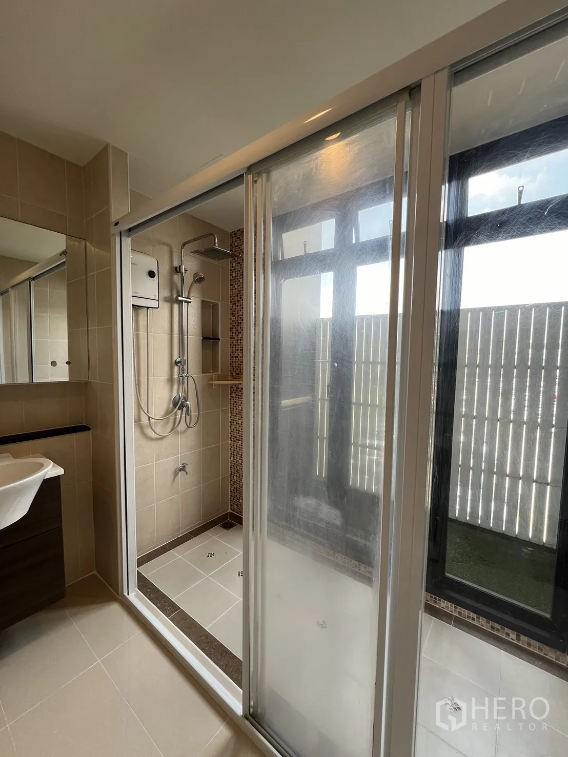 Townhouse for rent in Wang Thonglang, Bangkok - Close-up of shower area with rain shower and mosaic trim.