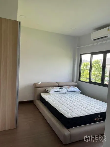 Detached House for rent - Cozy bedroom with large windows, greenery view and wall-mounted air conditioner.