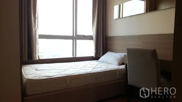 คอนโด ให้เช่าในRatchathewi, Bangkok - ห้องนอนรองเตียงเดี่ยว เก้าอี้ทำงาน และหน้าต่างบานใหญ่เห็นวิวเมือง