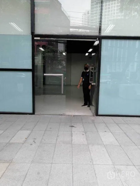 พื้นที่ขายปลีก ให้เช่าในKhlong Toei, Bangkok - ทางเข้าหน้าร้านติดถนน กระจกบานใหญ่กับลานทางเท้าปูแผ่น